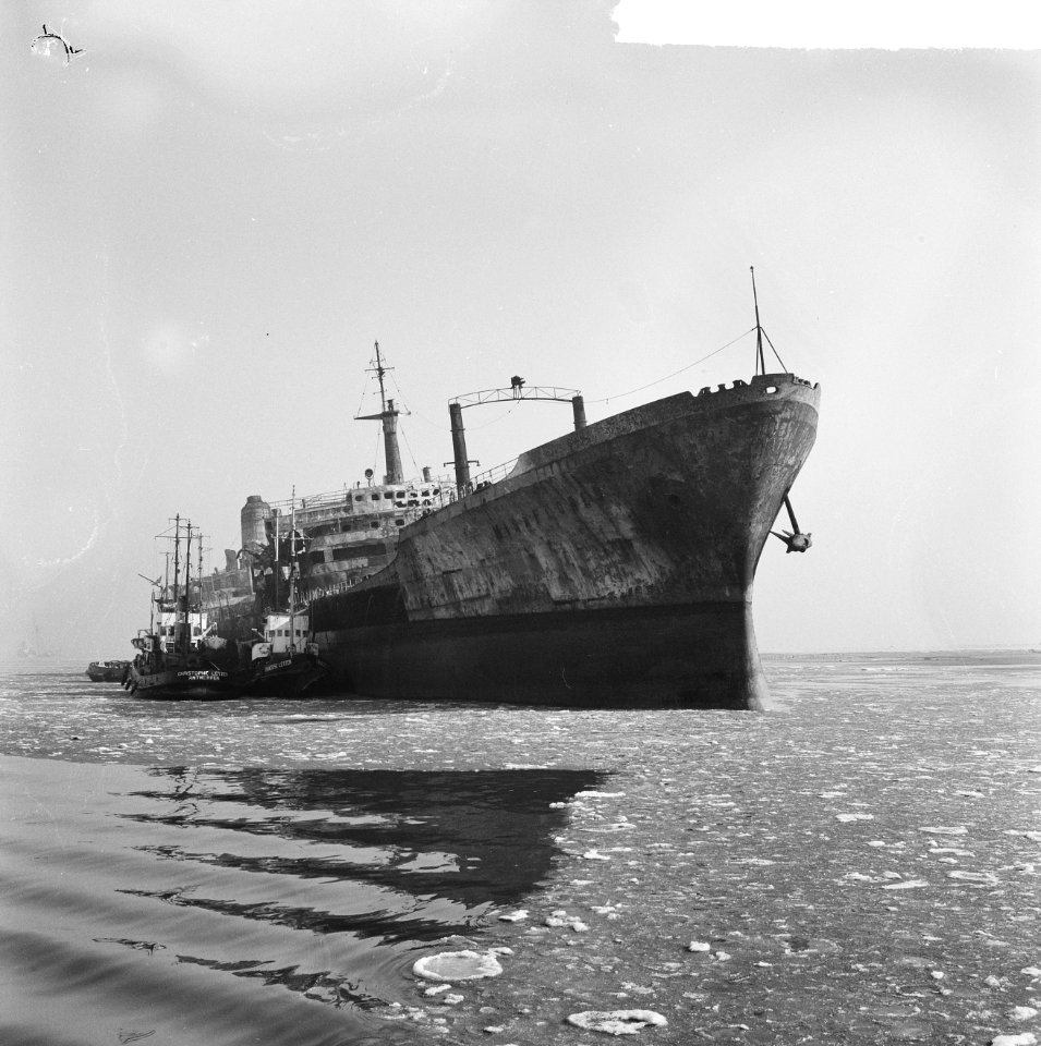 Scheepsramp op Westerschelde bij Rilland Bath . Het gat aan stuurboord van de Mi, Bestanddeelnr 914-8705 photo