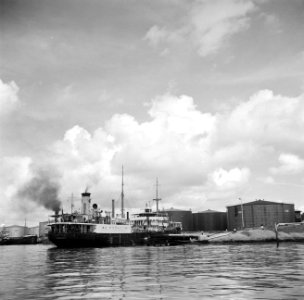 Schepen in de haven van de olieraffinaderij van de CPIM op de Isla op Curaçao, Bestanddeelnr 252-7747