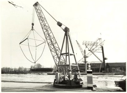 Scheepswerf van aluminium boten van Verhoef aan de Ringvaart te Aalsmeer, met kraan aan de Aalsmeerderdijk. Oriëntatie ziende naar het zuidoosten. NL-HlmNHA 54016664
