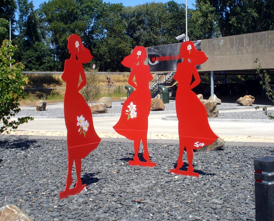 Sassenheim kunstwerk vrouwen in gesprek