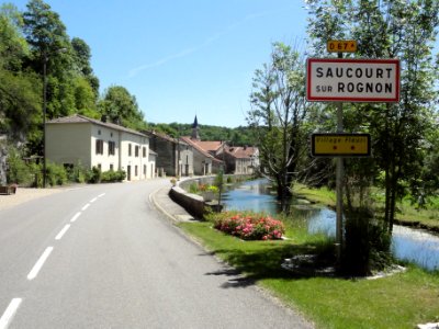 Saucourt, D67a, panneau d'entrée et bief du Rognon
