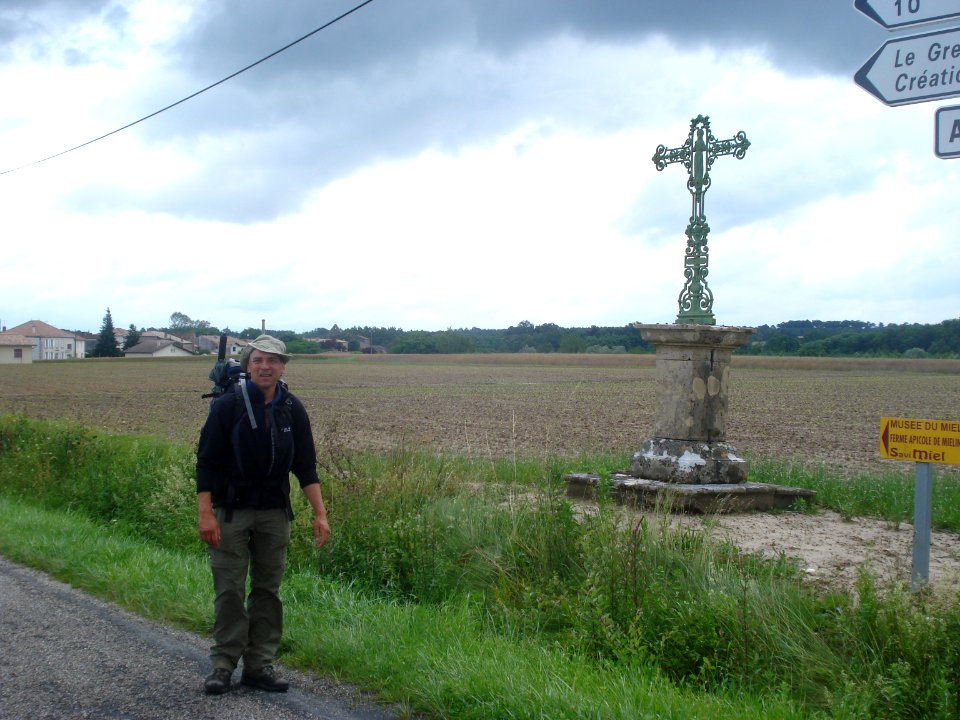 Savignac (Gironde), pilgrim and wayside cross