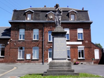 Sars-Poteries (Nord, Fr) monument aux morts, école, médiathèque