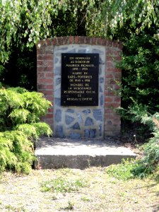 Sars-Poteries (Nord, Fr) monument aux morts