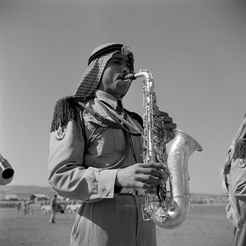 Saxofoon speler in het muziekkorps van de koninklijke erewacht bij een parade, Bestanddeelnr 255-5082