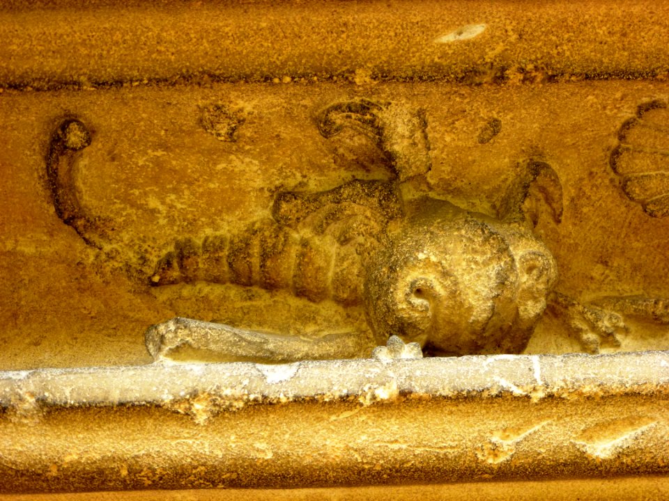 Saulces-Champenoises (Ardennes) église, portail sculpté, détail