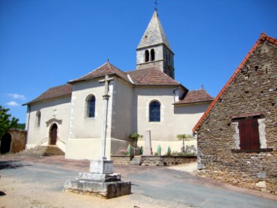 Saules (Saône-et-Loire, Fr) église, calvaire, monument aux morts