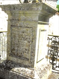 Saucourt-sur-Rognon, tombe famille Guénard de la Tour (02)