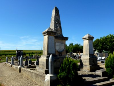 Saulces-Monclin (Ardennes) monument au mort au cimetière