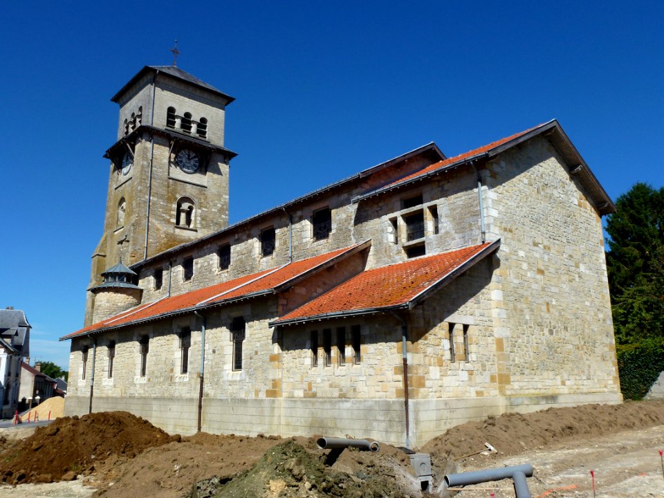 Saulces-Monclin (Ardennes) église, vue laterale