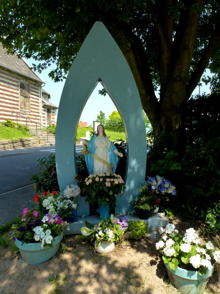 Saultain (Nord, Fr) statue de Lourdes près de l'église
