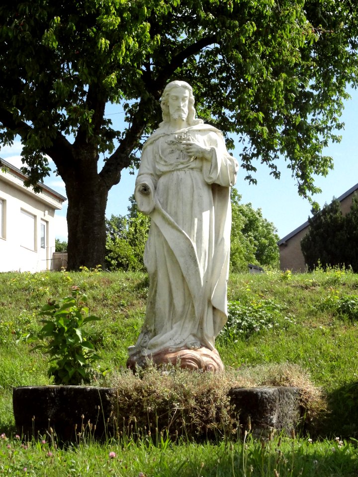 Sarraltroff (Moselle) statue Sacré-Coeur