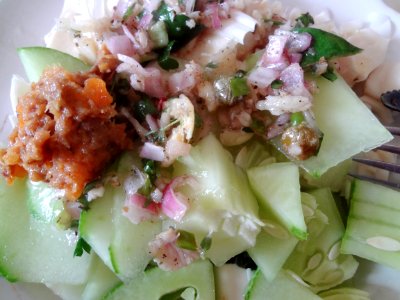 Sauce chien maison sur une salade, Martinique