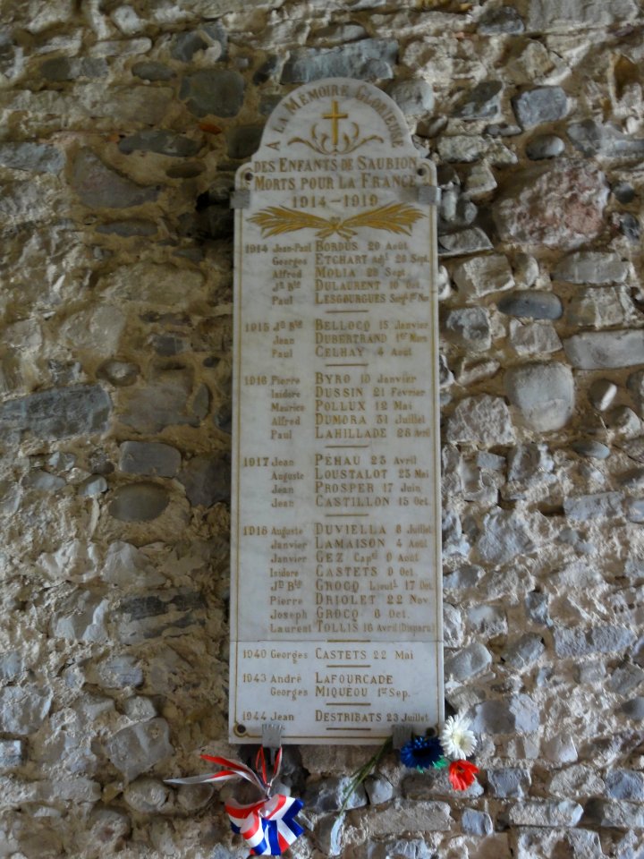 Saubion (Landes) église, plaquette monument aux morts