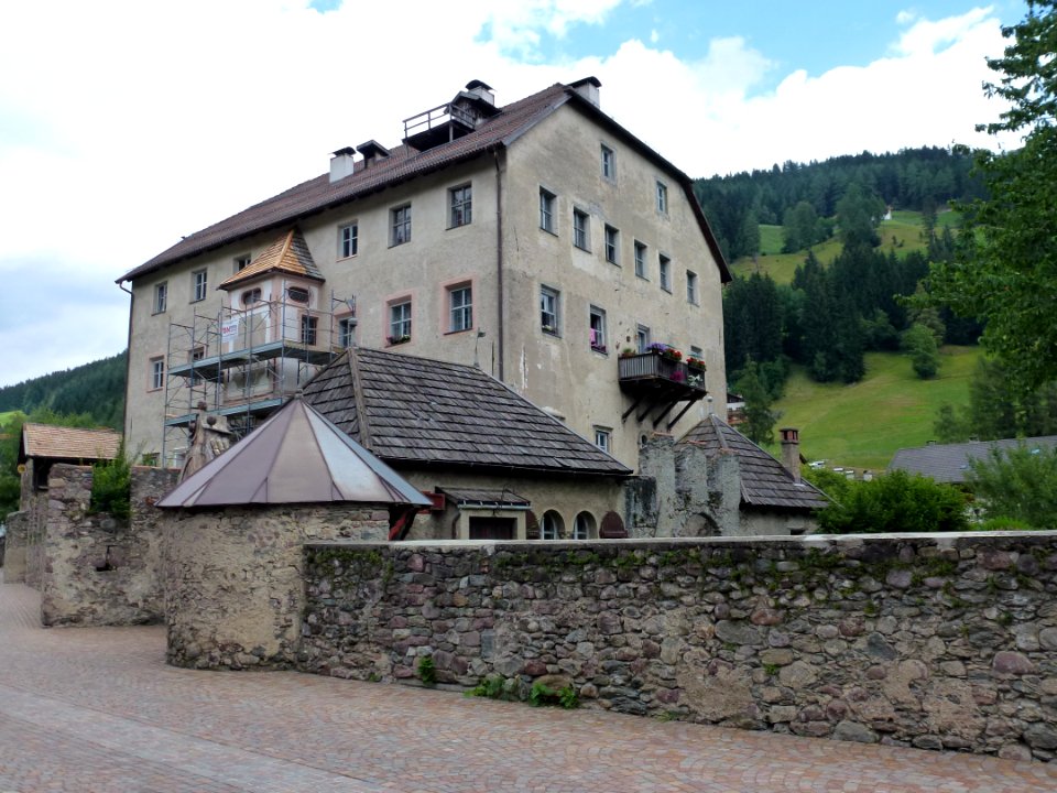 Sarnthein-Kellerburg