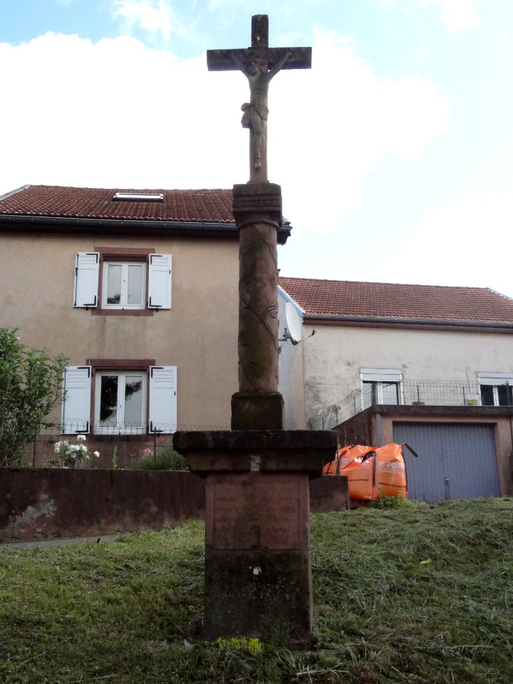 Sarraltroff (Moselle) croix de chemin C