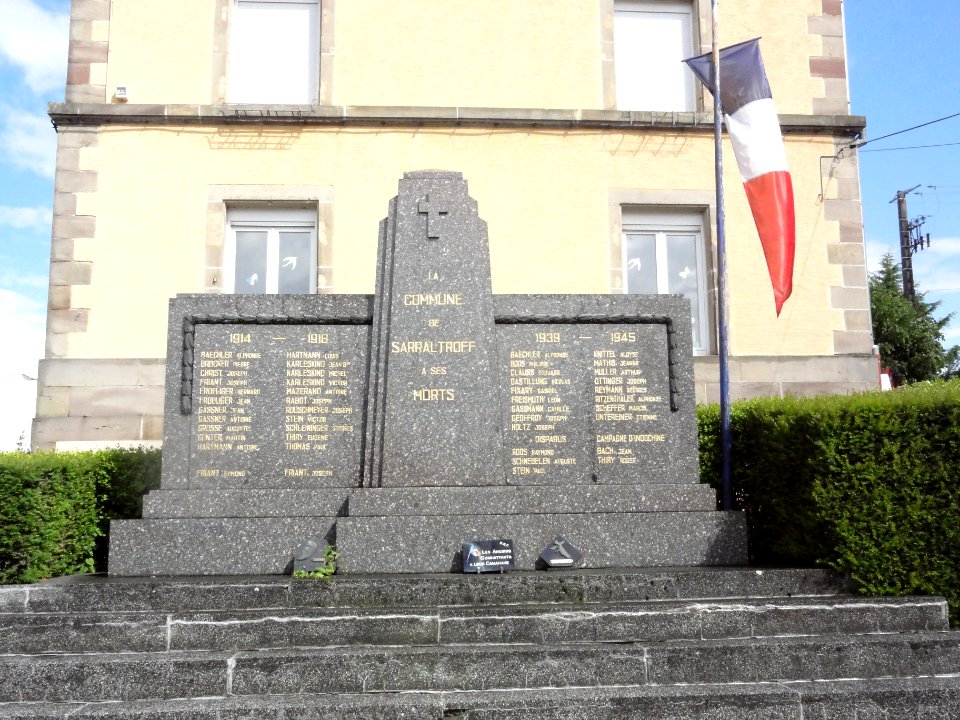 Sarraltroff (Moselle) monument aux morts