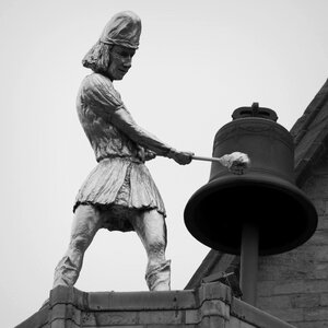 Hours hammer statue