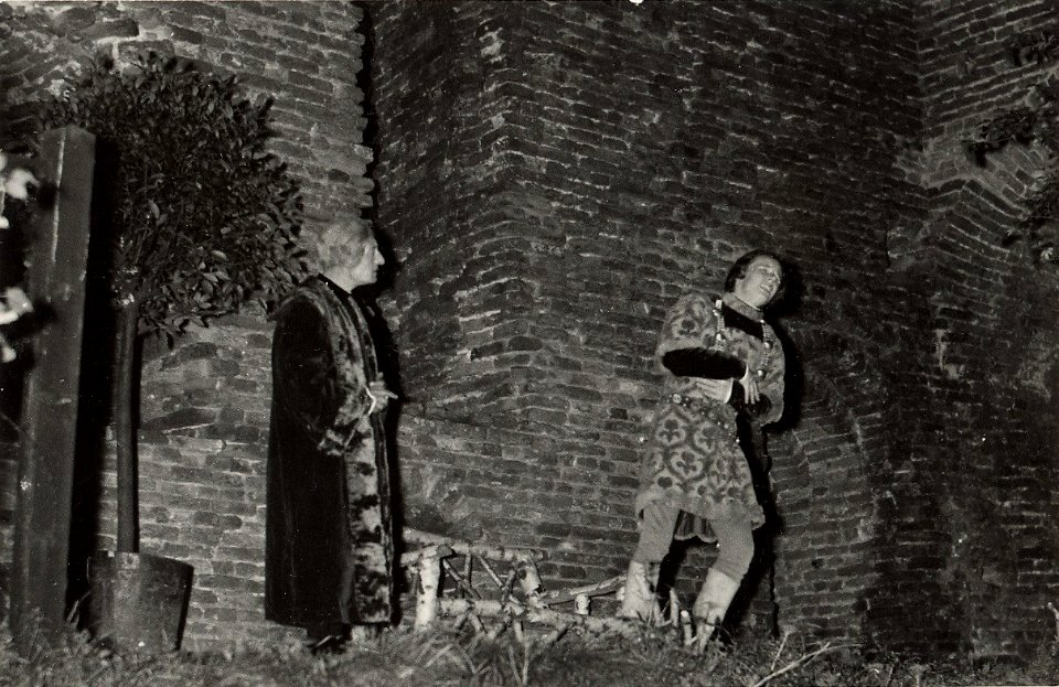 Scene uit het openluchtspel Lancelot Prince van Denemarken opgevoerd in de ruïne van Brederode. Aangekocht in 1977 van fotograaf C. de Boer. Identificatienummer 54-004737, NL-HlmNHA 54004737
