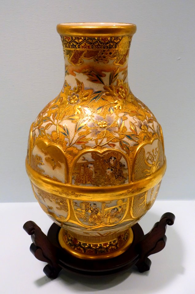 Satsuma vase with stand, Japan, from the 1893 World's Columbian Exposition, late 1800s, porcelain and teakwood - Krannert Art Museum, UIUC - DSC06558