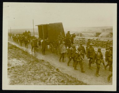 Scene on the road behind the line. Transporting a hut, Bestanddeelnr 158-0399