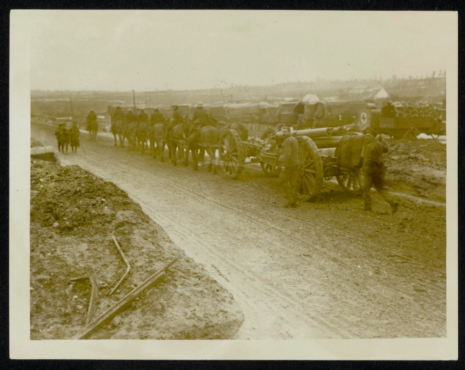 Scene on the road. A gun going back to hospital for repair, Bestanddeelnr 158-0400