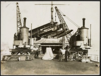 Scene on board of a British seaplane ship. Bringing a seaplane out of the hold., Bestanddeelnr 158-1991