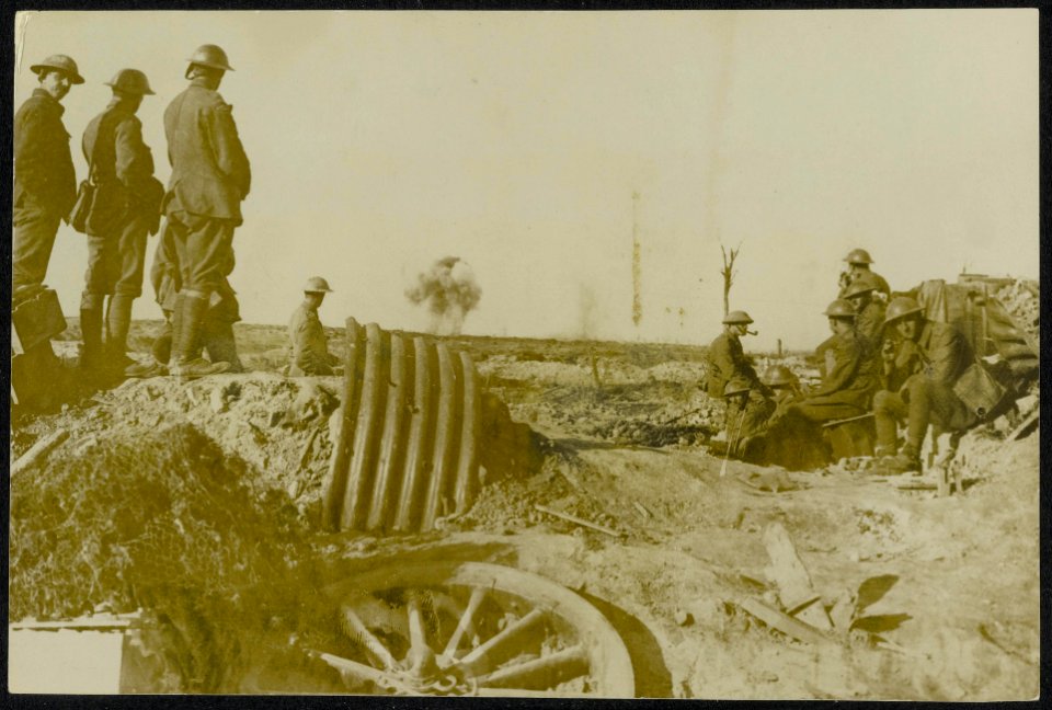 Scene near Boesinghe, Groups of British Tommies watching shells bursting. Note t, Bestanddeelnr 158-0701