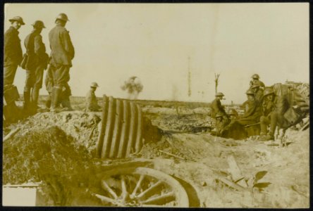 Scene near Boesinghe, Groups of British Tommies watching shells bursting. Note t, Bestanddeelnr 158-0701