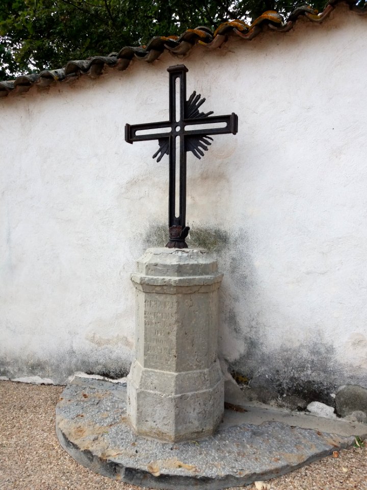 Sathonay-Village - Route de Saint-Trivier, croix (1)