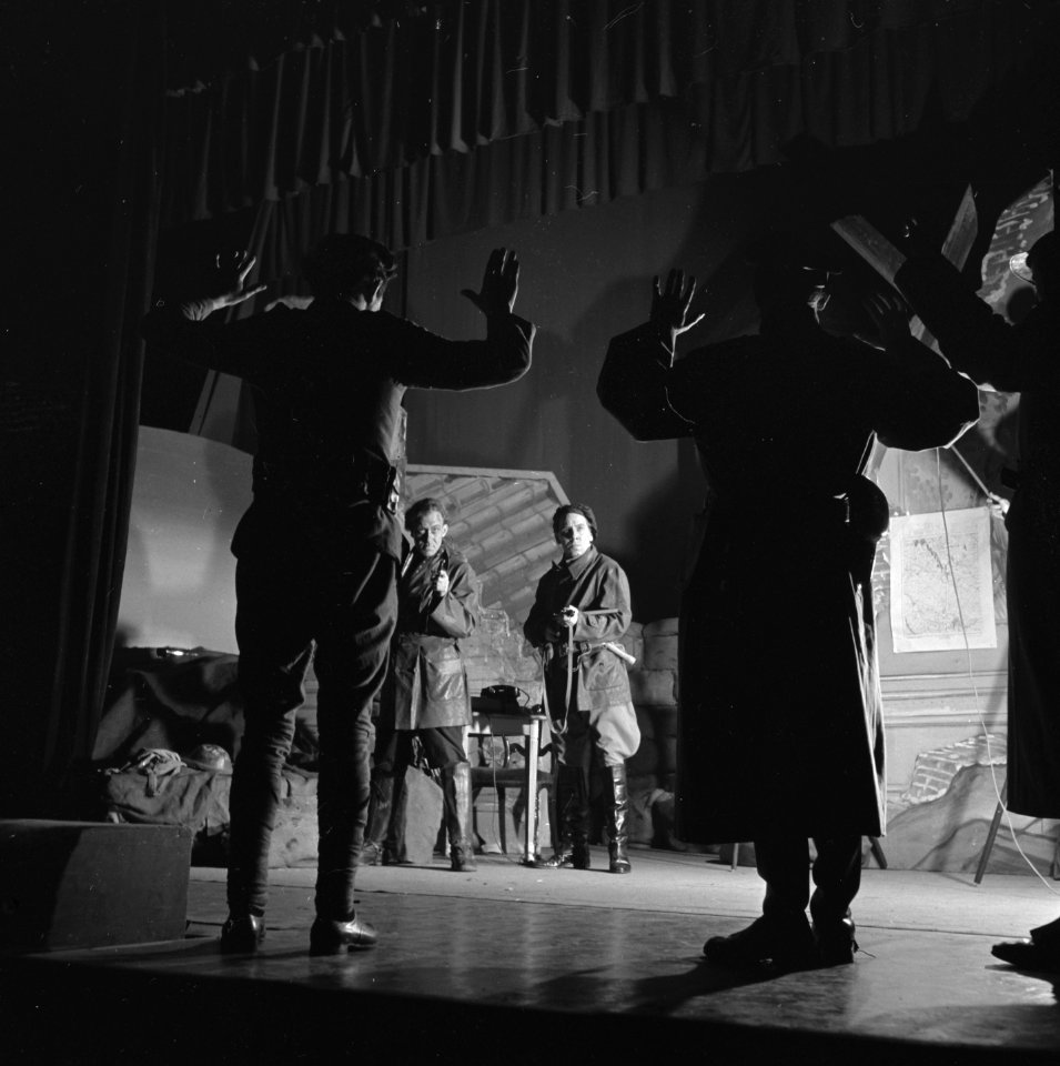 Scene uit De vijfde colonne (Ernest Hemingway) door Toneelgroep Comedia, Bestanddeelnr 901-1239