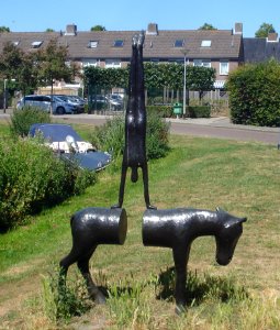 Sassenheim kunstwerk ezel met balancerend mensfiguur