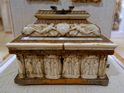 Scenes of lovers, marriage casket, follower of the Embriachi workshop, Italian, Venice or Florence, 14th-15th century, bone, cow horn, wood intarsia - Princeton University Art Museum - DSC06766