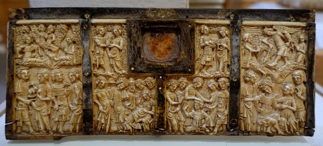 Scenes of lovers and game-playing, France, Paris or northern France, c. 1340-1360, ivory - Princeton University Art Museum - DSC06769
