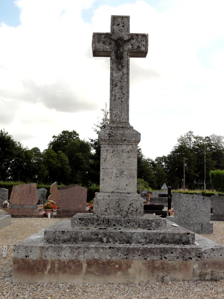 Saussay (Seine-Mar.) croix du cimetière