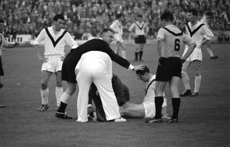 SC Enschede tegen DOS 3-2 Rahn wordt na een botsing opgelapt, Bestanddeelnr 911-5202
