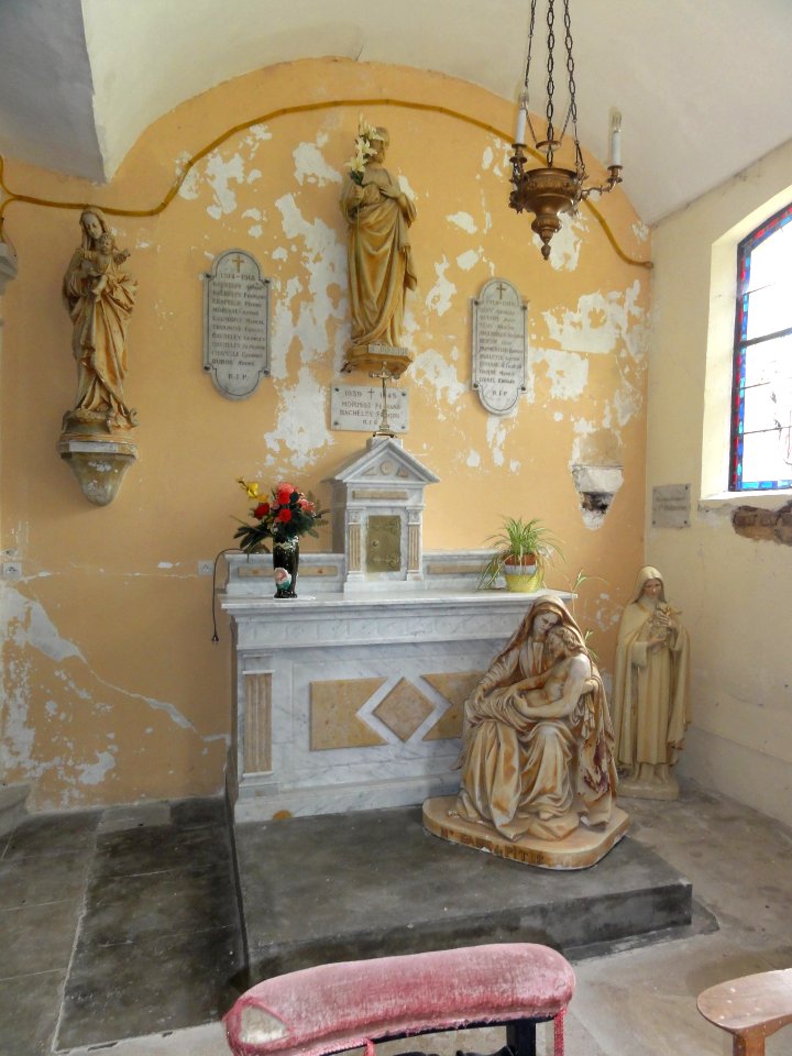 Sausseuzemare-en-Caux (Seine-Mar.) église, chapelle latérale