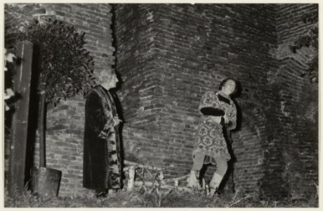 Scène uit het openluchtspel 'Lancelot, prins van Denemarkten' opgevoerd in de ruïne van Brederode aan de Velserenderlaan in Santpoort Zuid. NL-HlmNHA 54004737
