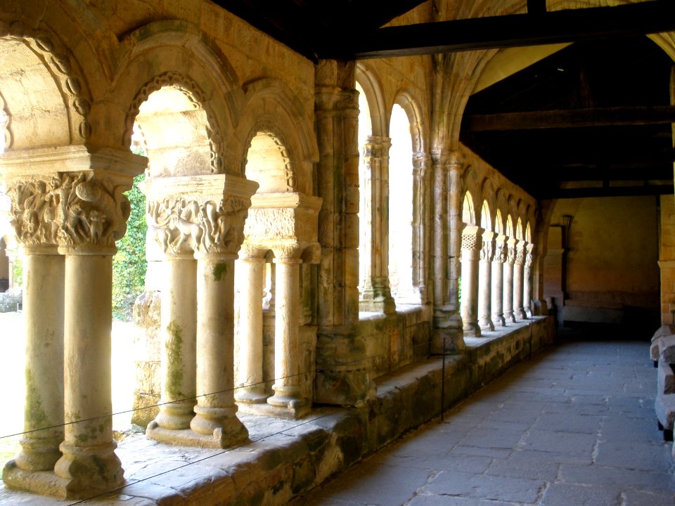Santillana del Mar - Colegiata de Santa Juliana, claustro 01