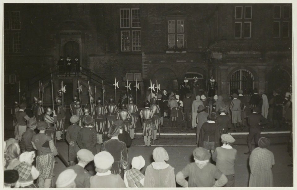 Scène uit het toneelspel De Vrijheid Vlagt op de Grote Markt bij het 700-jarig bestaan van Haarlem. NL-HlmNHA 54011121