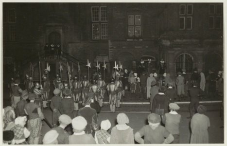 Scène uit het toneelspel De Vrijheid Vlagt op de Grote Markt bij het 700-jarig bestaan van Haarlem. NL-HlmNHA 54011121