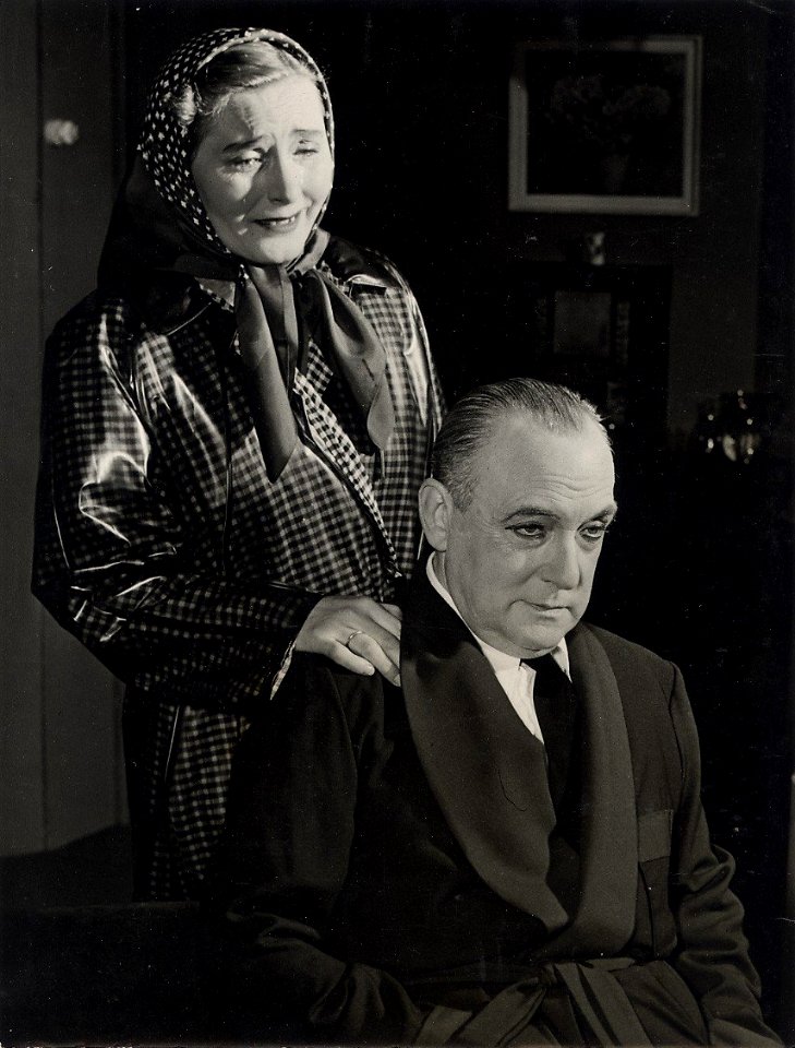 Scène uit het toneelstuk De huisvrouw uwer jeugd door de toneelgroep Comedia. (10 dec.) Mimi Boesnach en Jules Verstraete. Aangekocht in 1977 van fotograaf C. de Boer. Identificatienummer 54, NL-HlmNHA 54004309