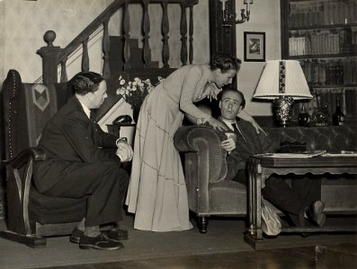 Scène uit het toneelstuk Kleine kinderen worden groot door de toneelgroep Comedia. V.l.n.r. Jan Teulings, Mary Dresselhuys en Ton Lutz. Aangekocht in 1977 van fotograaf C. de Boer. Identific, NL-HlmNHA 54004311