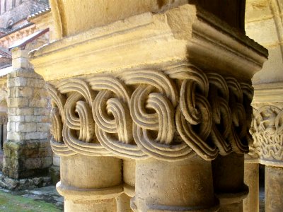 Santillana del Mar - Colegiata de Santa Juliana, claustro, capiteles 08