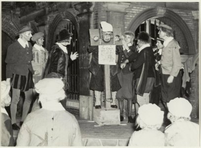 Scène uit het toneelspel De Vrijheid Vlagt op de Grote Markt bij het 700-jarig bestaan van Haarlem. NL-HlmNHA 54011124