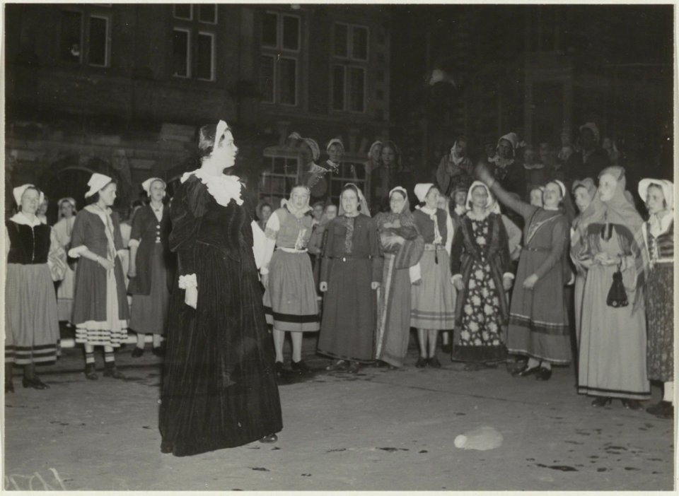 Scène uit het toneelspel De Vrijheid Vlagt op de Grote markt tijdens het 700-jarig bestaan van de stad. NL-HlmNHA 54011119