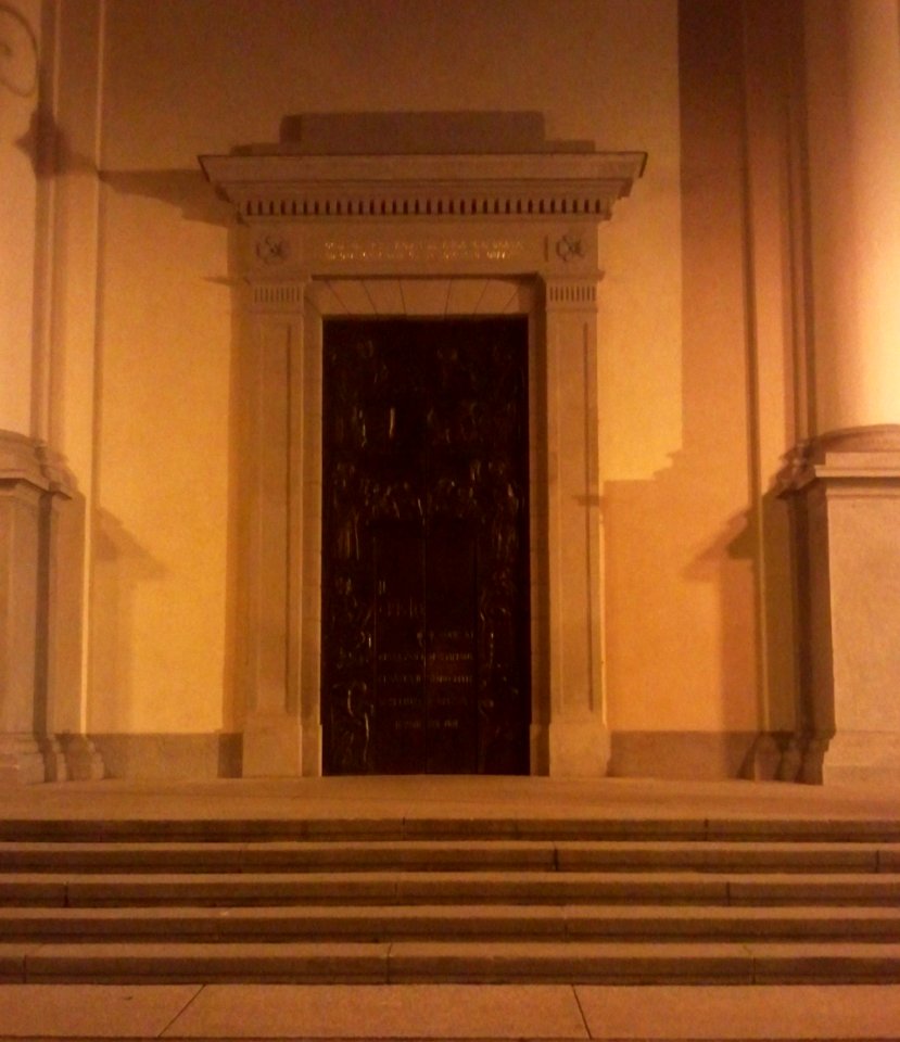 Scalinata e portone chiesa Paladina