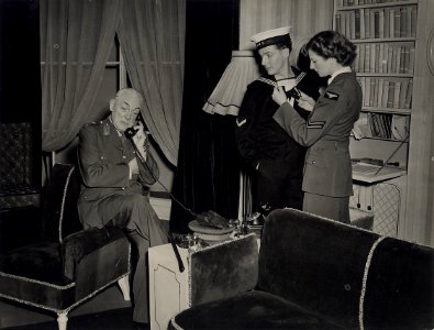 Scène uit het blijspel Korporaal Elisabeth, dat werd opgevoerd door de toneelgroep Comedia. V.l.n.r. Jules Verstraete, Guus Oster en Ellen Vogel. Aangekocht in 1977 van fotograaf C. de Boer , NL-HlmNHA 1478 25900 K 38