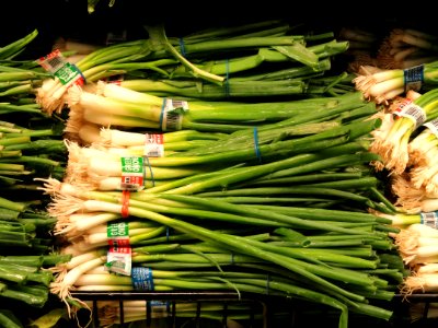 Scallions in supermarket - DSC04974-001
