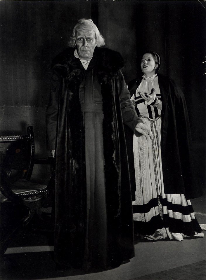 Scène uit het treurspel Thomas More, dat werd opgevoerd door de toneelgroep Comedia. V.l.n.r. Cor Hermus en Ellen de Thoouars (1 maart). Aangekocht in 1977 van fotograaf C. de Boer. Identifi, NL-HlmNHA 54004284